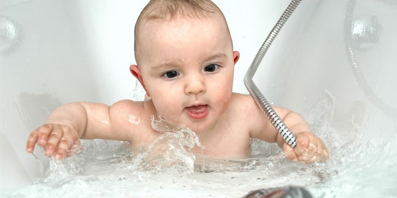 Baby beim Baden