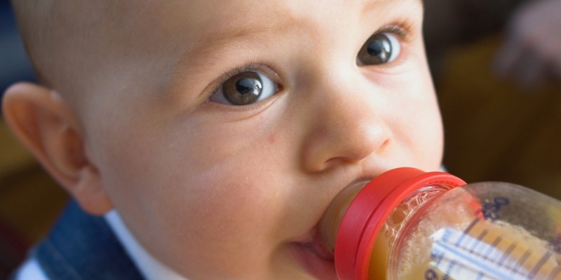 Baby trinkt aus einer Babyflasche