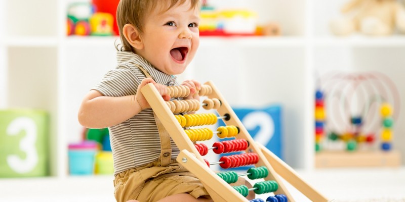 Junge spielt im Kinderzimmer