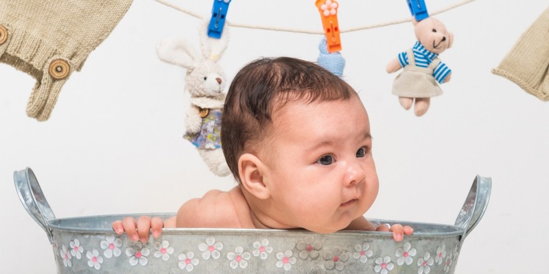 Baby in Badewanne