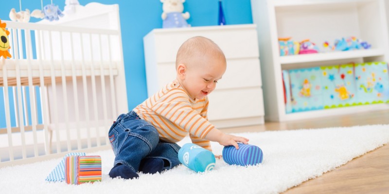 Baby in Hose und Pullover